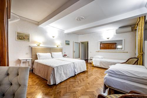 佛罗伦萨亚历山德拉酒店的酒店客房,配有两张床和两把椅子