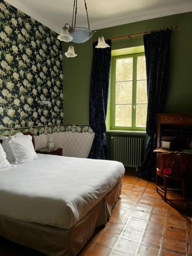 QuingeyHôtel Restaurant Chez Gervais的一间卧室设有一张床和花卉墙