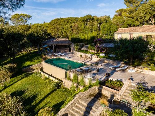 尼姆Guest House Encantada的享有带游泳池的房屋的空中景致