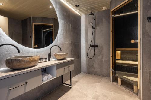基尔匹斯扎我维Santa's Hotel Rakka的一间带两个盥洗盆和淋浴的浴室