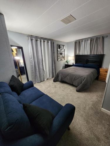 Dolan Springs1 Bdrm Grand Canyon Bridge Rental的一间卧室配有蓝色的沙发和一张床