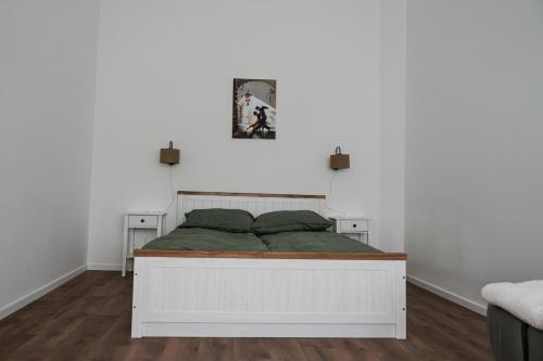 包姚Volenter Lux Apartment Uno的一张位于白色床架的房间的床铺