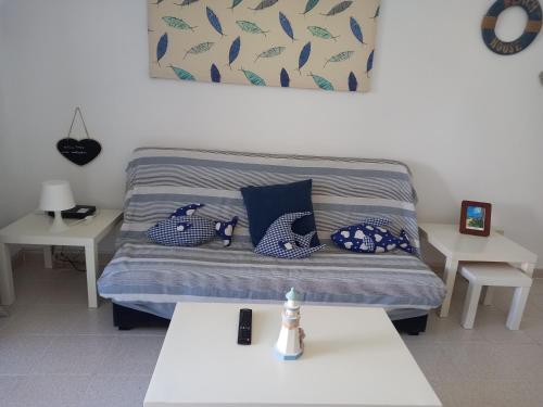 科拉雷侯Las Islas Apartment的客房配有一张带蓝色枕头的床。