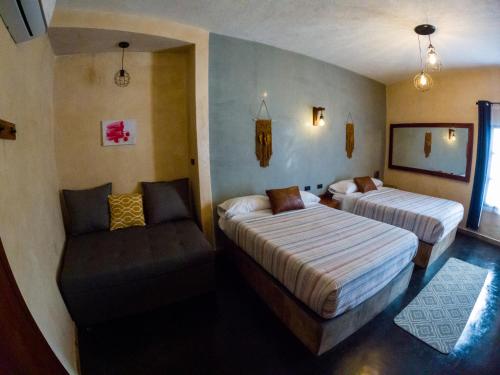 Cárdenasrelax hotelito的酒店客房,配有两张床和椅子