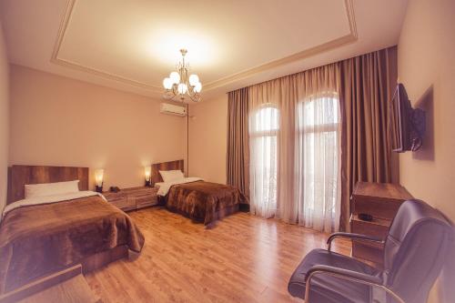 巴统皇家威尼斯酒店的酒店客房,配有两张床和椅子