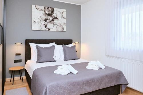 查科韦茨apartman Azul的一间卧室配有一张床,上面有两条毛巾