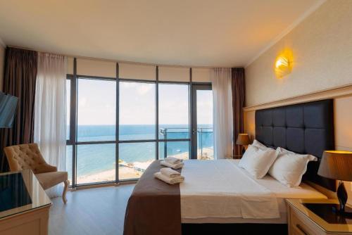 巴统Hotel 19 Batumi的酒店客房设有一张床和一个大窗户