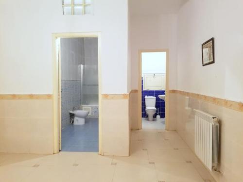 奥兰Appartement 200 m 2 + 5 min du c.c.o的空浴室设有两个卫生间和水槽