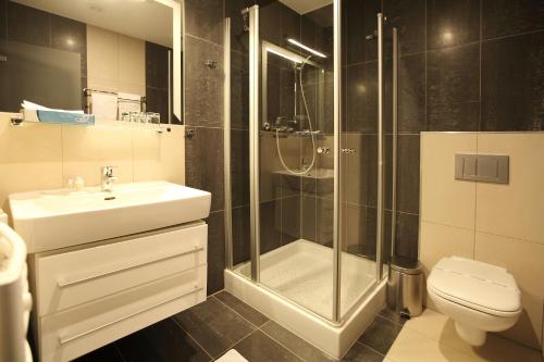 塞内奇海豚酒店的带淋浴、盥洗盆和卫生间的浴室