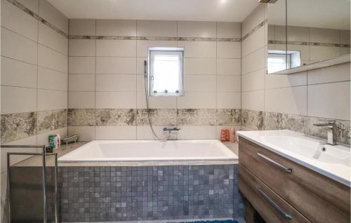 巴德伊舍Cozy Home In Bad Ischl With Wifi的一间带大浴缸和水槽的浴室