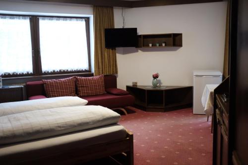 坎波图雷斯Garni Trojer的酒店客房,配有床和沙发