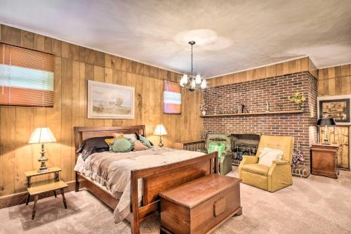 艾肯Charming Aiken Vacation Rental 2 Mi to Dtwn!的一间卧室设有一张床和砖墙