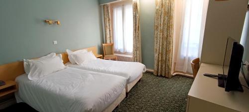 巴黎格兰德哈弗尔酒店的酒店客房设有两张床和电视。
