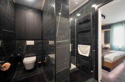 扎达尔Jazine lux apartment E&T的带淋浴和卫生间的浴室以及1张床