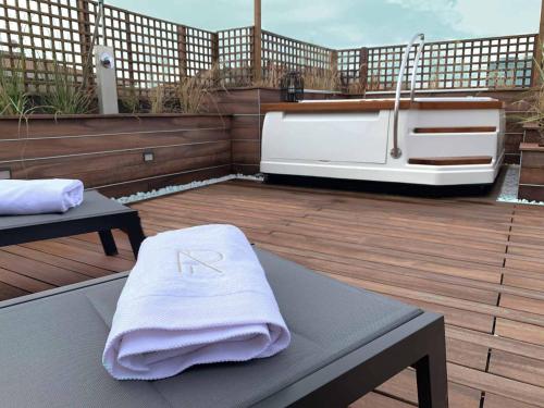 贝加莫AR Prestige Penthouse - Soho的毛巾位于带热水浴池的甲板上
