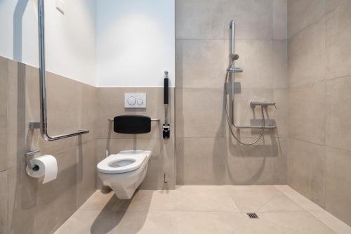沙恩b-smart motel Schaan的一间带卫生间和淋浴的浴室