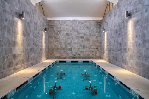 非斯Vichy Thermalia Spa Hôtel的客房内的大型游泳池,有蓝色的水