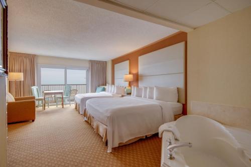 大洋城Grand Hotel Ocean City Oceanfront的酒店客房带两张床和一间浴室