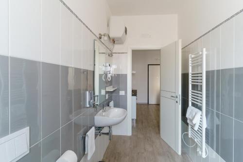 比谢列Le Marine Apartments的一间带水槽和镜子的浴室