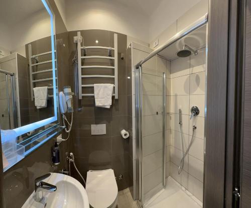 米兰博伽特酒店的带淋浴、卫生间和盥洗盆的浴室