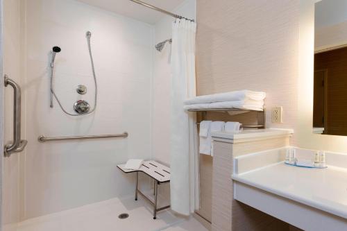 梅迪纳麦地那万豪费尔菲尔德套房酒店的带淋浴和盥洗盆的白色浴室