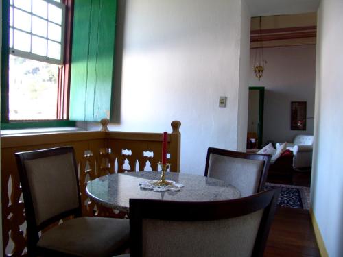 欧鲁普雷图Casa de João的一间带桌椅的用餐室和一间客厅