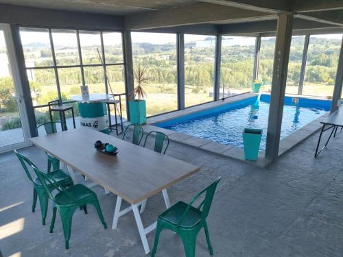 坦迪尔La Casa de los Vientos的游泳池前的桌椅