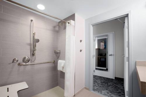杰克逊维尔杰克逊维尔295号州际公路/东环城高速万怡酒店的带淋浴和卫生间的浴室