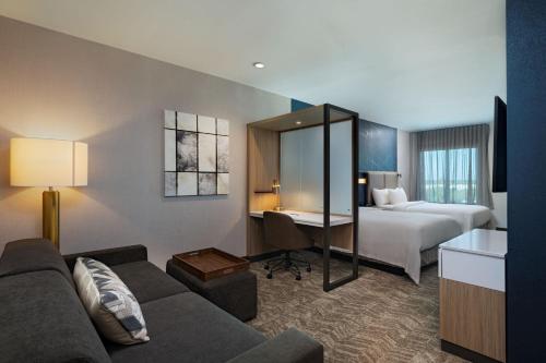 奥斯汀SpringHill Suites by Marriott Austin North的酒店客房设有沙发、床和书桌