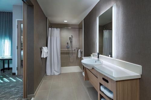奥斯汀SpringHill Suites by Marriott Austin North的浴室配有白色水槽和淋浴。