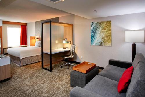 New Germany代顿比弗克里克万豪春季山丘套房酒店的酒店客房设有一张沙发和一张床