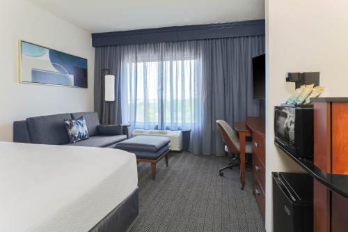 奥斯汀奥斯丁机场万怡酒店的酒店客房设有床和客厅。