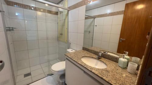 巴西利亚Refúgio Beira Lago- Life Resort的一间带水槽、卫生间和镜子的浴室