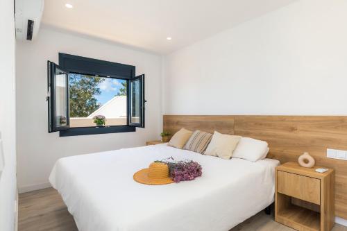 卡拉达沃White suites 3的卧室配有一张带镜子的白色大床