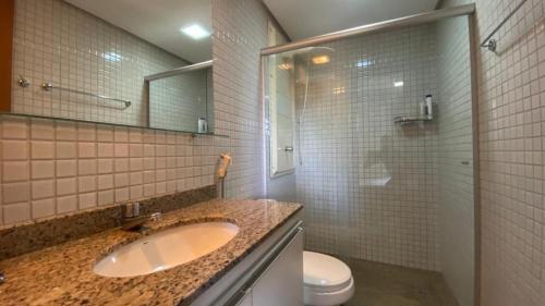 巴西利亚Harmonia à Beira do Lago - Life Resort的一间带水槽、卫生间和镜子的浴室