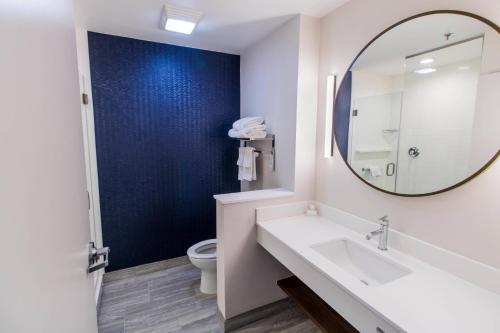 布朗斯维尔Fairfield Inn & Suites by Marriott Brownsville North的一间带水槽、镜子和卫生间的浴室