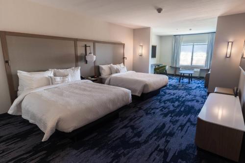 布朗斯维尔Fairfield Inn & Suites by Marriott Brownsville North的酒店客房设有两张床和窗户。