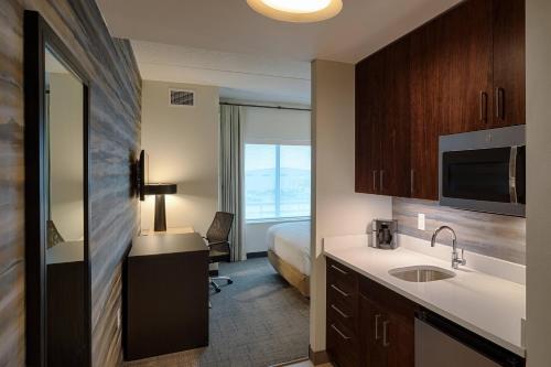哥伦布Residence Inn by Marriott Columbus Airport的酒店客房设有床和水槽