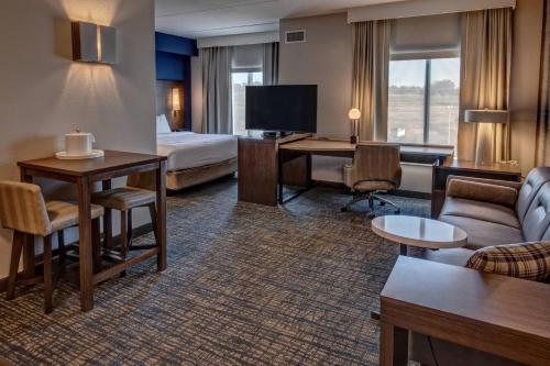 纳什维尔Residence Inn by Marriott Nashville at Opryland的酒店客房配有床、书桌和沙发。