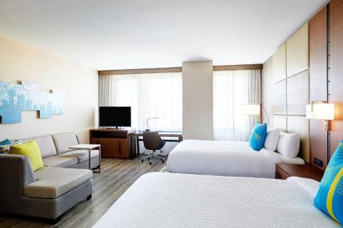 达拉斯达拉斯市中心万豪酒店的酒店客房,设有两张床和一张沙发