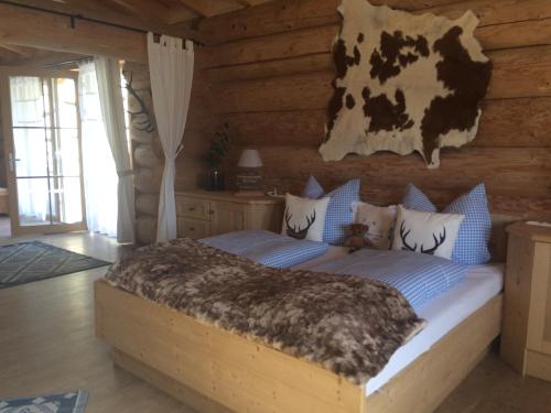 乌姆豪森Holzberghof的小木屋内一间卧室,配有一张床
