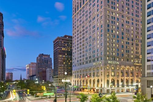 底特律The Westin Book Cadillac Detroit的城市中一座大建筑的景色