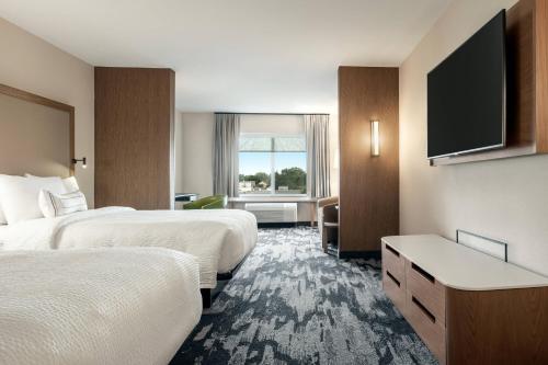 West MilwaukeeFairfield Inn & Suites by Marriott Milwaukee West的酒店客房设有两张床和一台平面电视。