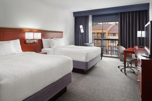 夏洛特阿罗伍德万怡酒店的酒店客房设有两张床和一个阳台。