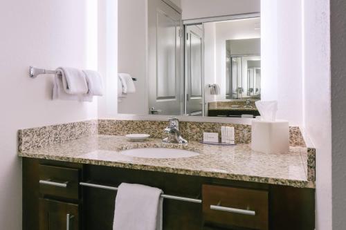林垦林垦南部万豪原住客栈的一间带水槽和镜子的浴室