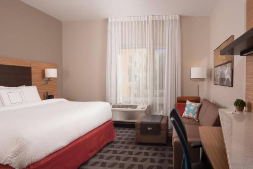 查尔斯顿TownePlace Suites by Marriott Charleston Airport/Convention Center的酒店客房设有床和窗户。