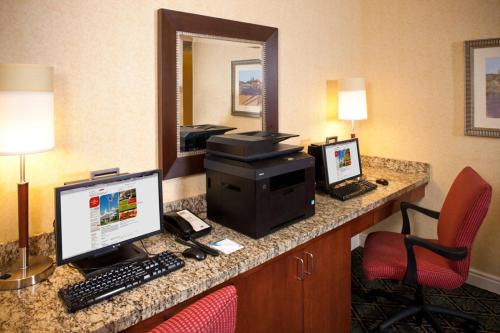 汉诺瓦阿伦德尔米尔斯BWI机场原住客栈的酒店客房设有一张带电脑和显示器的书桌