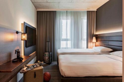 美因河畔法兰克福法兰克福东慕奇夕酒店的酒店客房设有两张床和窗户。
