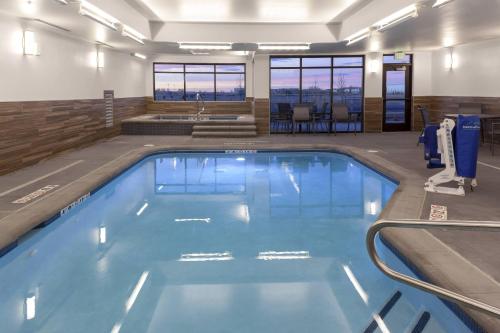 柯林斯堡Fairfield Inn & Suites by Marriott Fort Collins South的大楼内一个蓝色的大型游泳池