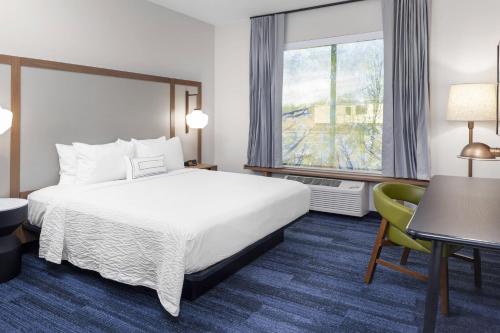 柯林斯堡Fairfield Inn & Suites by Marriott Fort Collins South的酒店客房设有床和窗户。